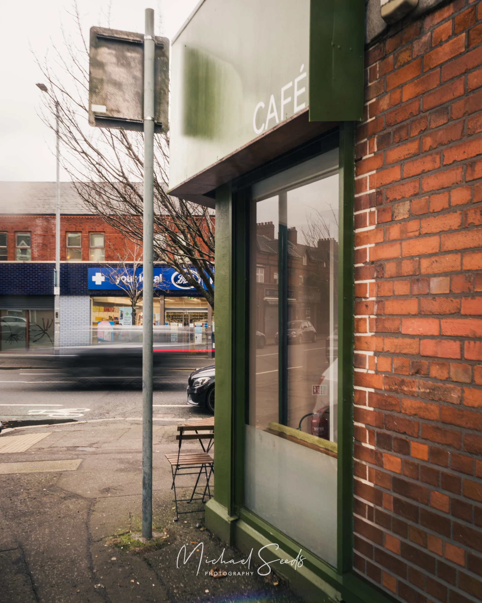 a coffee shop on a busy street in london, england
