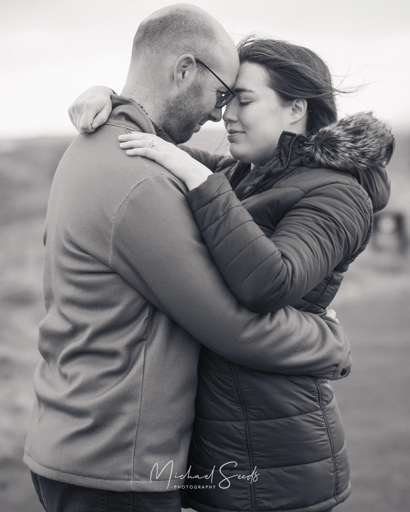 a couple hugging on a beach in iceland